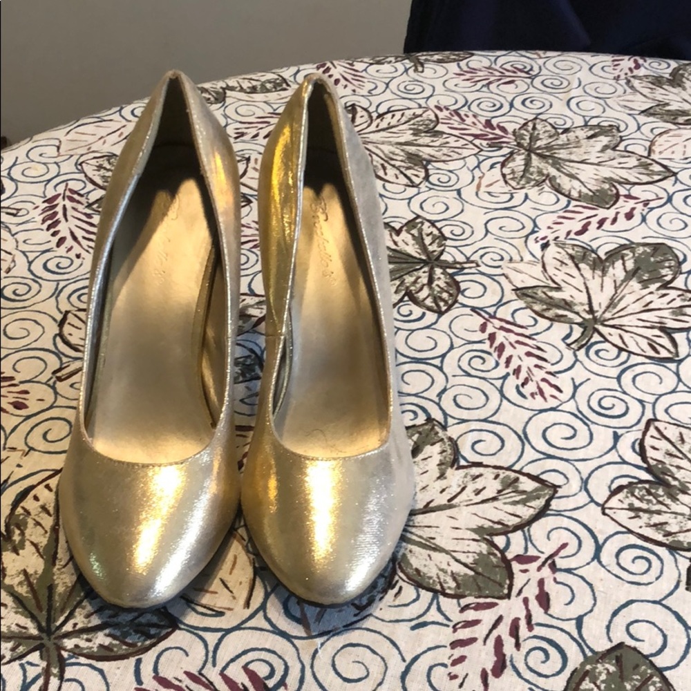 Gold Metallic pumps!!